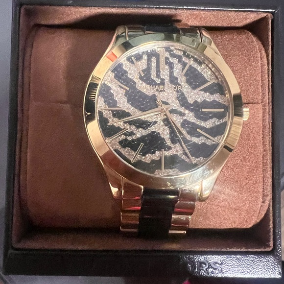 Michael Kors Watch Gold and Black Great Condition - Picture 3 of 4